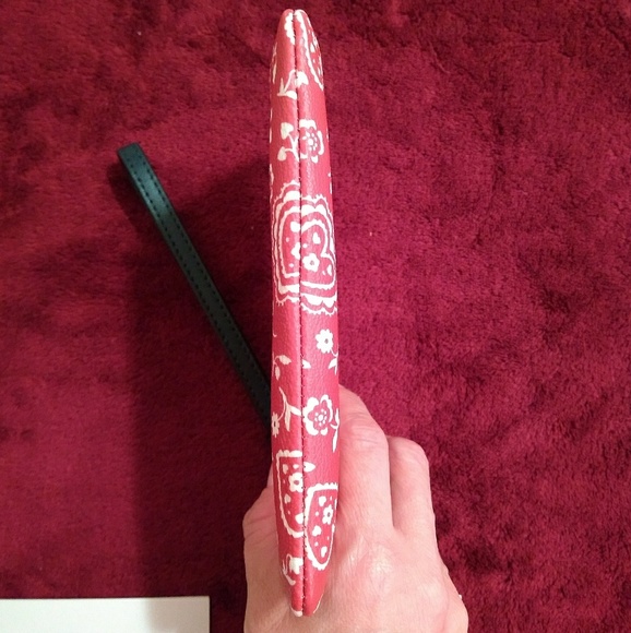 ⭐SALE⭐ PRICE FIRM Coach Lace Heart Corner Wristlet - Picture 3 of 7